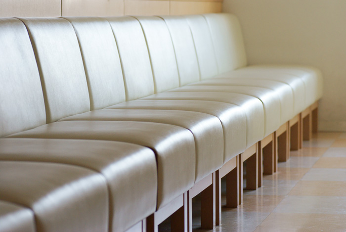 暖かい色の椅子を用意しています。